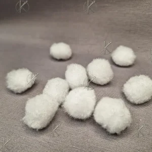 Fehér pompom golyó