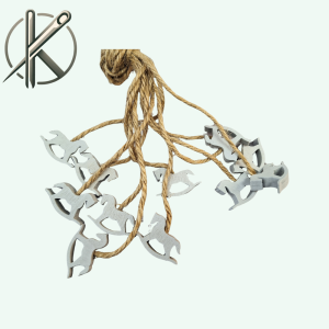 szürke fa hintaló madzaggal